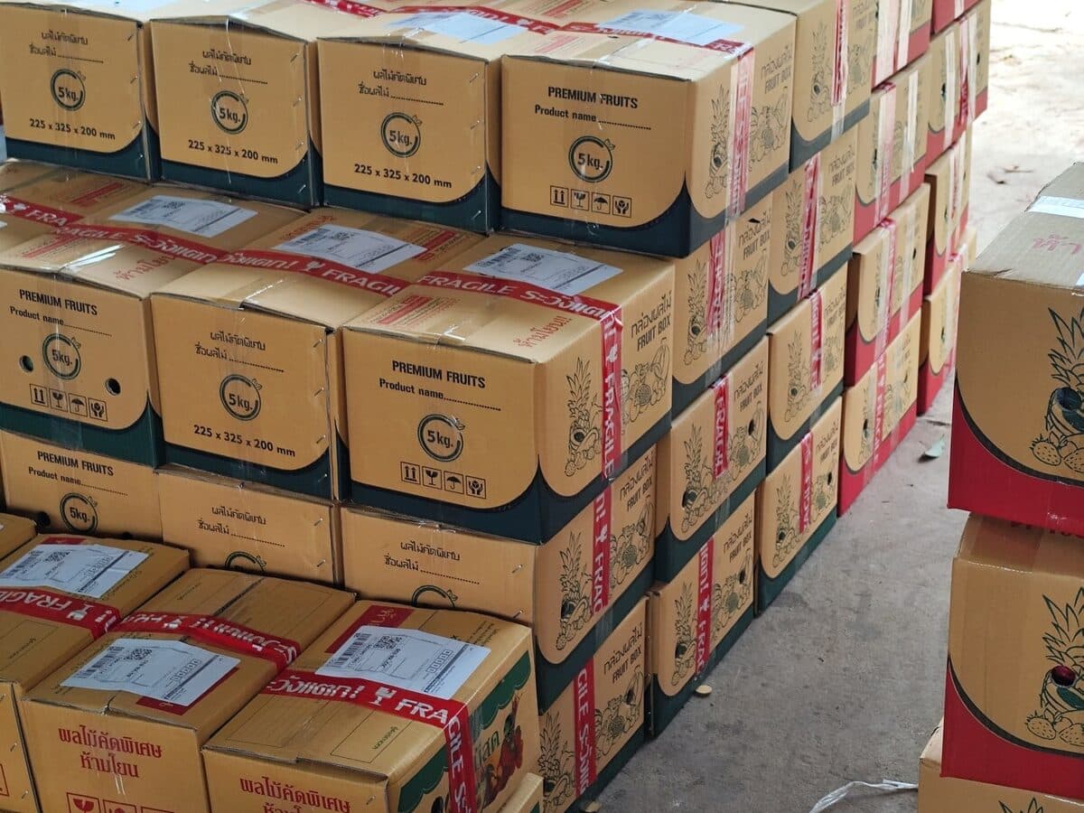 กล่องผลไม้ของสวนกองเรียงหลายสิบกล่อง ติดใบปะหน้าพร้อมส่งในรอบเดียว