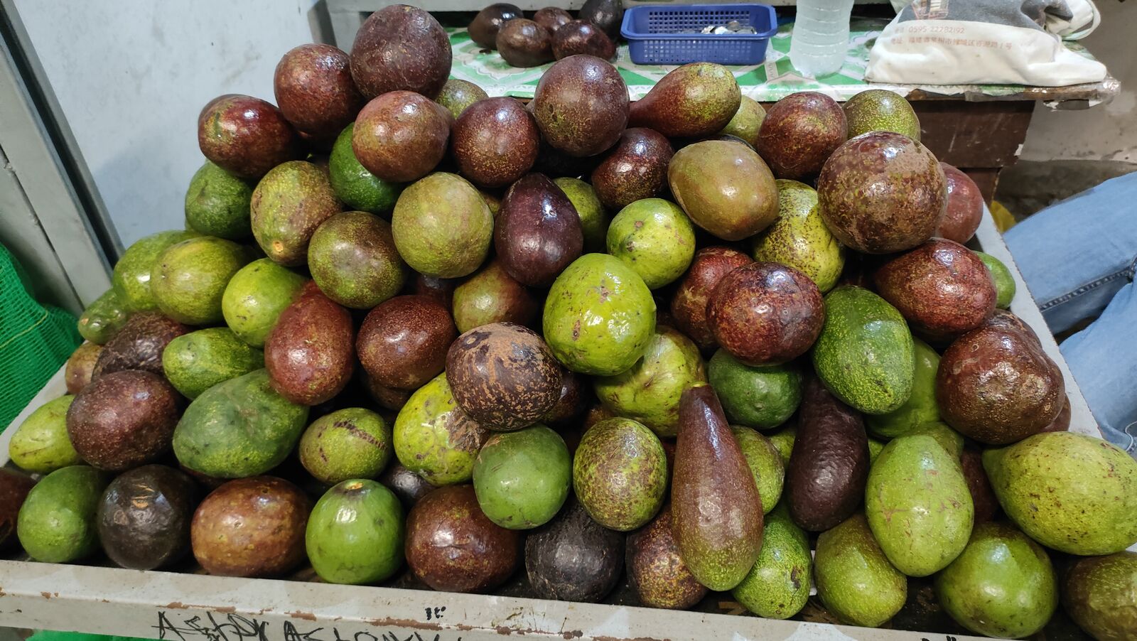 ภาพประกอบ: กองอะโวคาโดคละสีวางขายบนแผงตลาด