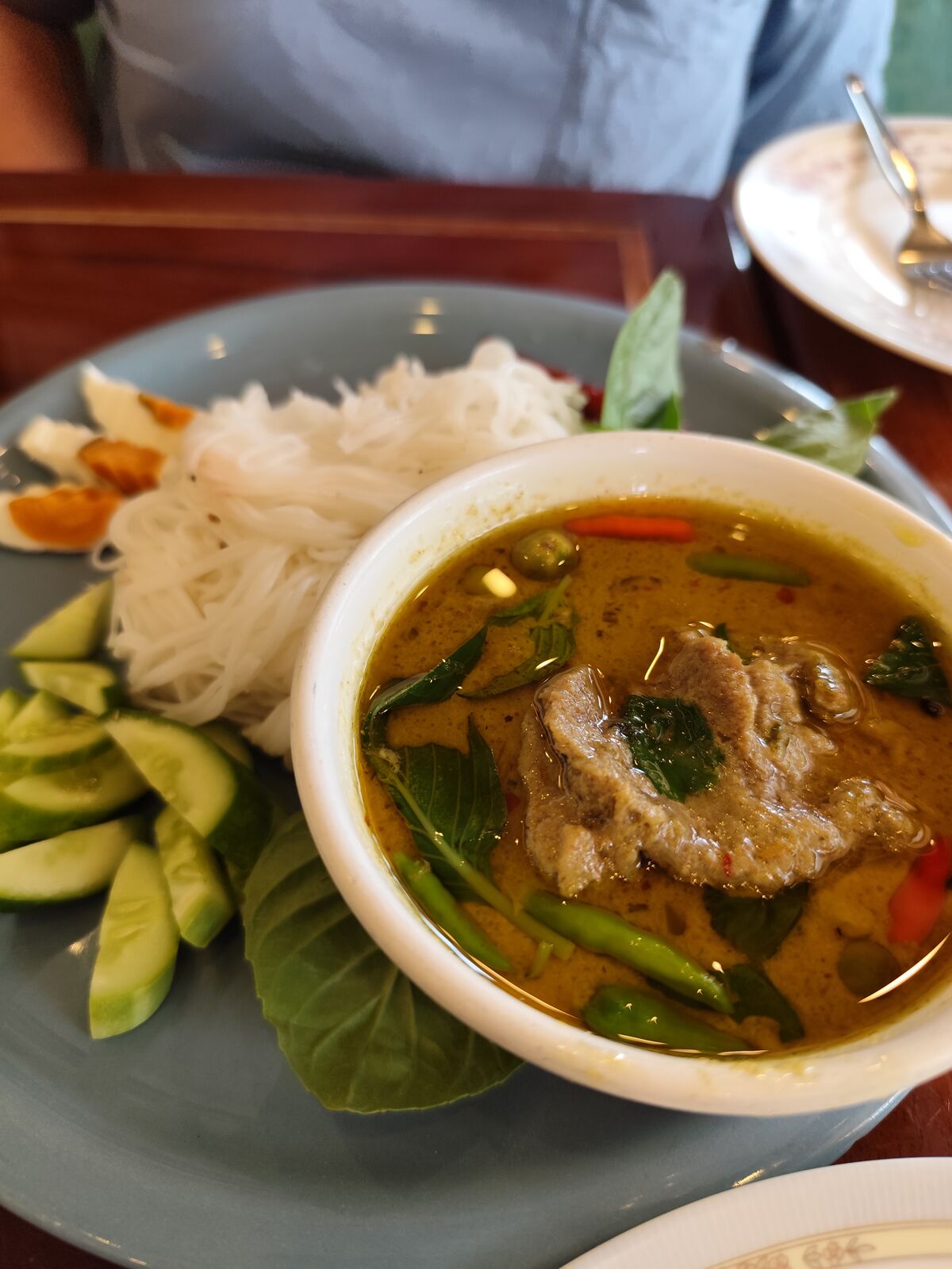 ขนมจีนแกงเขียวหวานเนื้อ พร้อมแตงกวาและโหระพา ร้านเหมือนฝัน แจ้งวัฒนะ
