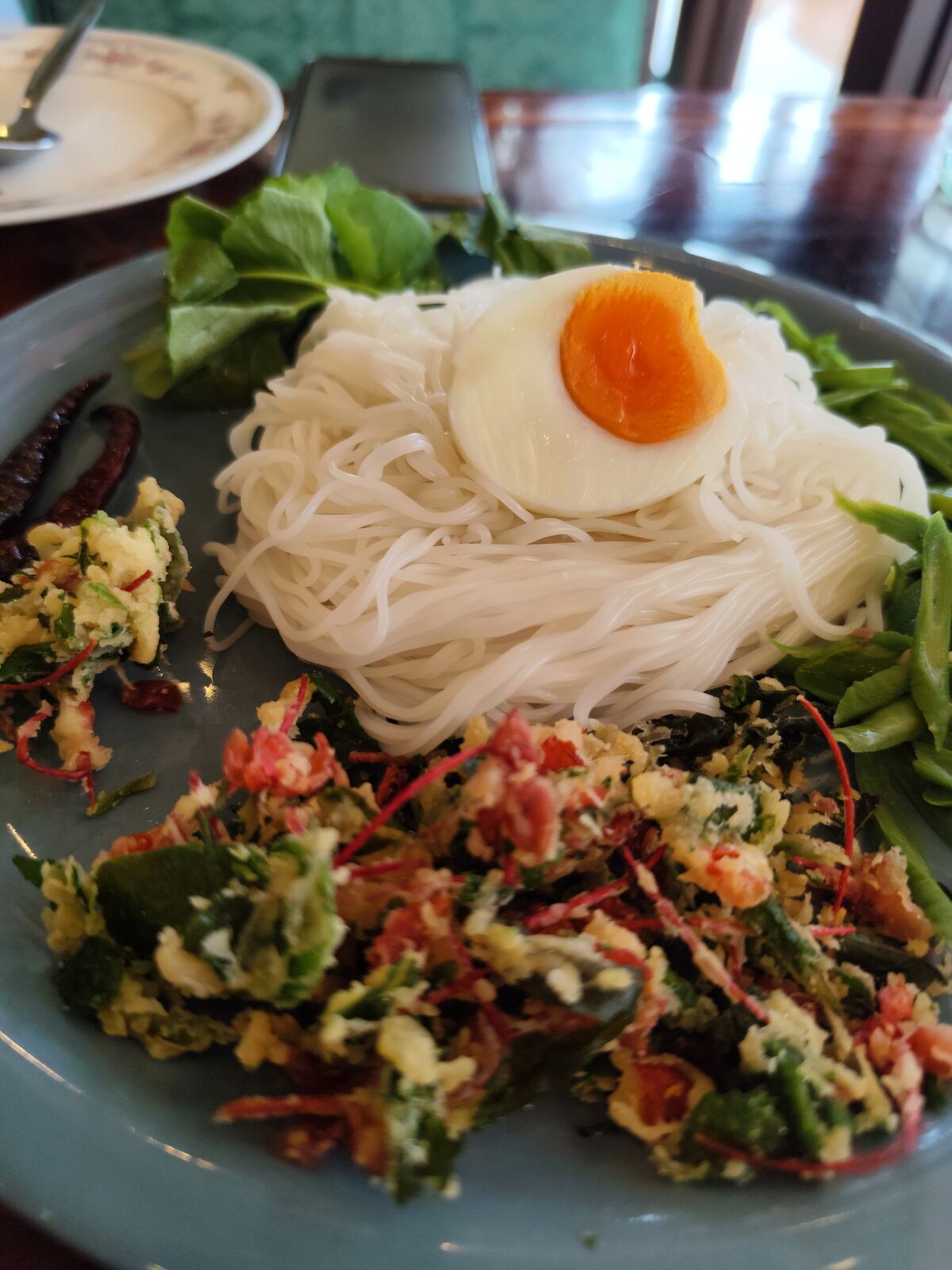 ขนมจีนน้ำพริก พร้อมผักทอด ดอกไม้ทอด ไข่ต้ม และผักเคียง ร้านเหมือนฝัน แจ้งวัฒนะ